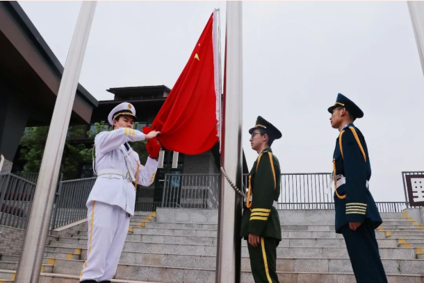 升旗仪式｜筑梦天宫课堂 点燃科学梦想